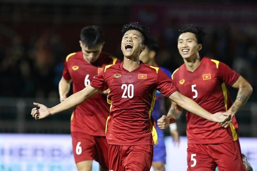 Phan Văn Đức bắt vô-lê nhanh như cắt mở tỉ số cho ĐT Việt Nam