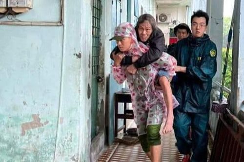 Công an các tỉnh miền Trung căng mình giúp dân ứng phó siêu bão Noru