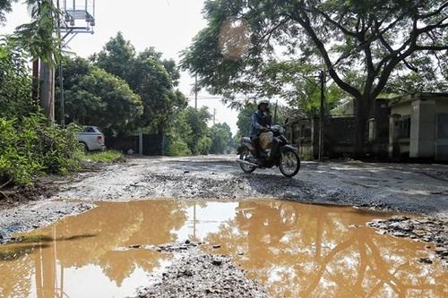Hà Nội: Đường xuống cấp, tai nạn giao thông rình rập, dân khổ sở