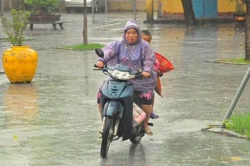 Thừa Thiên - Huế: Người dân khăn gói, đội mưa rời nhà đến nơi tránh, trú bão