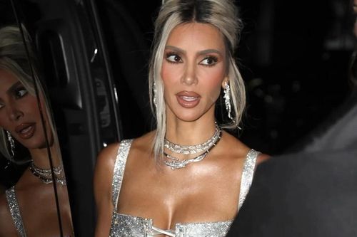 Kim Kardashian không thể leo cầu thang vì váy quá chật