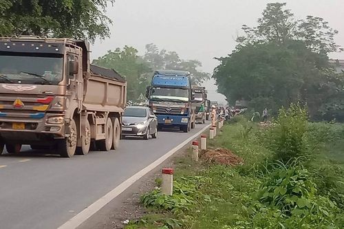 Truy tìm tài xế ôtô tông 4 người thương vong rồi bỏ trốn
