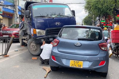 Cảnh sát phong tỏa đường để xử lý tai nạn giữa 2 ôtô ở TP.HCM