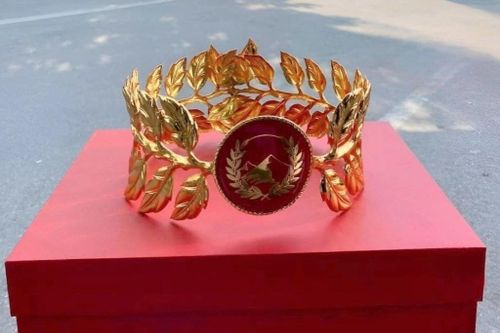Vòng nguyệt quế mạ vàng 24K, sơn son thếp vàng của Olympia
