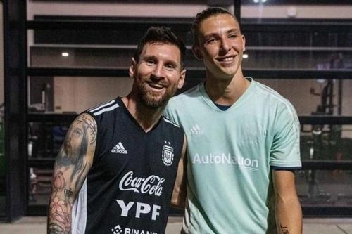Cầu thủ Argentina xăm chữ ký Messi lên tay