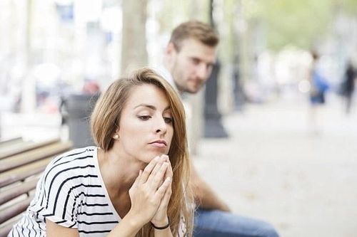 Stress có thể khiến bạn để tâm hơn tới thói quen xấu của bạn đời