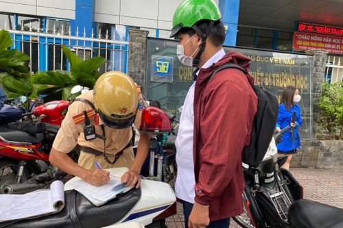 Nhiều học sinh ở TP.HCM bị xử phạt vì lái xe máy trên 50 phân khối