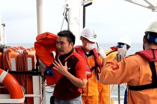 TUYỆT VỜI: Vượt sóng gió cứu sống 14 thuyền viên gặp nạn 'trước mũi' bão NORU