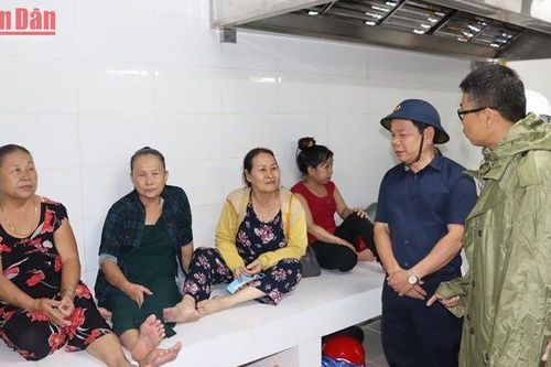 Công ty Hòa Phát Dung Quất hỗ trợ người dân sơ tán tránh bão