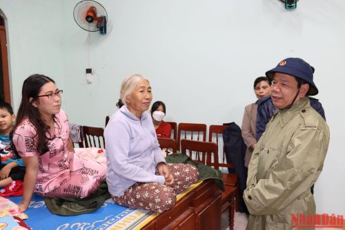 Lãnh đạo tỉnh Quảng Ngãi đến các điểm sơ tán động viên người dân trong đêm