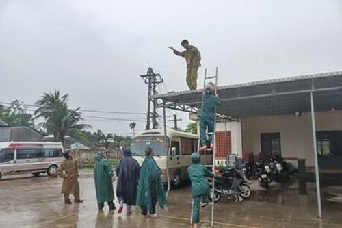 Các địa phương ven biển tỉnh Quảng Ngãi khẩn cấp sơ tán nhân dân tránh bão số 4 (bão Noru)