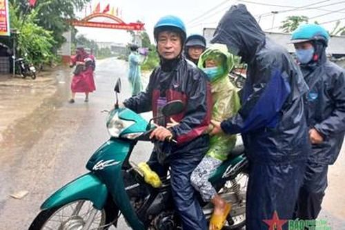 Quảng Ngãi sơ tán người dân đến nơi an toàn trước khi bão số 4 đổ bộ vào đất liền