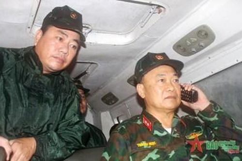 Tư lệnh Quân khu 5 sử dụng phương tiện đặc chủng kiểm tra công tác ứng phó bão số 4
