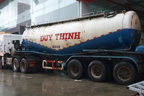 Đà Nẵng, dùng xe container để che chắn bão
