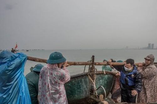 Các bệnh viện lớn ở Hà Nội, TPHCM sẵn sàng nhân lực, thuốc men hỗ trợ miền Trung chống bão