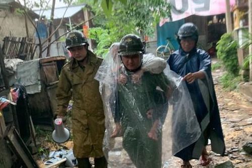 Thừa Thiên - Huế: Đội mưa, cõng dân đi tránh bão