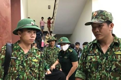 Chuyển viện cấp cứu một cụ bà bệnh trở nặng khi đang tránh trú bão