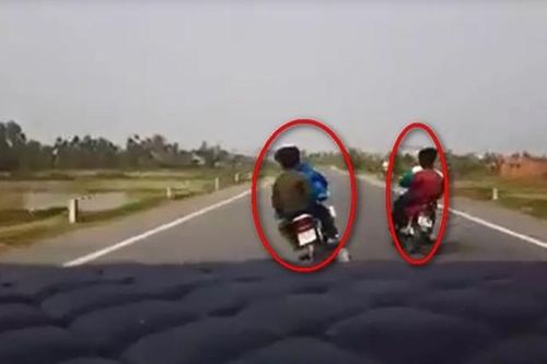 Thanh niên làng đánh võng lượn lờ thách thức ô tô