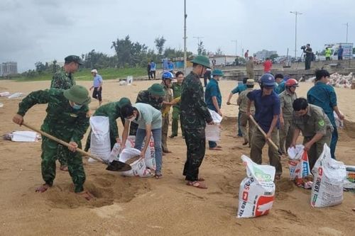 Thắt lòng nhìn người dân miền Trung chuẩn bị chống siêu bão Noru