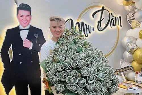 Đàm Vĩnh Hưng khoe bó hoa 'khủng' kết bằng đô la do fan tặng