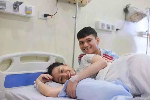 Cầu thủ 'nghèo nhất đội tuyển Việt Nam' và chuyện tình đẹp miễn chê