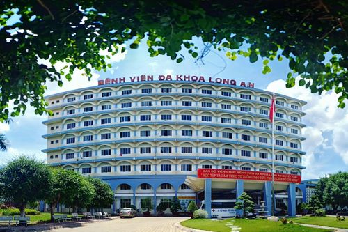 Nhóm côn đồ xông vào bệnh viện truy sát người, mức xử phạt thế nào?