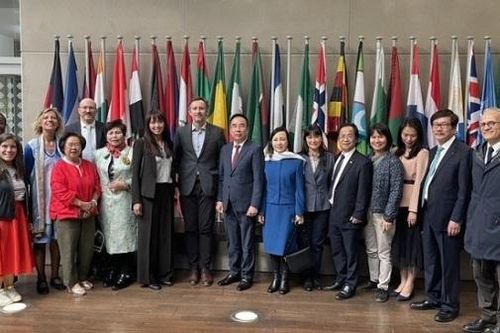 Đoàn Liên hiệp các tổ chức hữu nghị Việt Nam thăm và làm việc tại Pháp