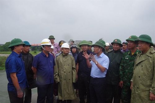 Bộ trưởng Lê Minh Hoan kiểm tra công tác ứng phó bão số 4 tại tỉnh Thừa Thiên Huế