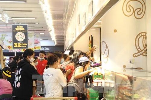 Người dân mua lương thực dự trữ, siêu thị ở Đà Nẵng đóng cửa sớm để tránh bão