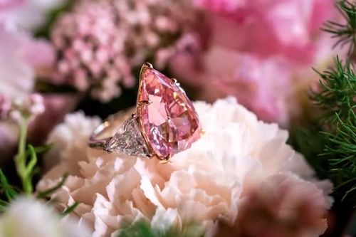 Đấu giá viên kim cương hồng quý hiếm
