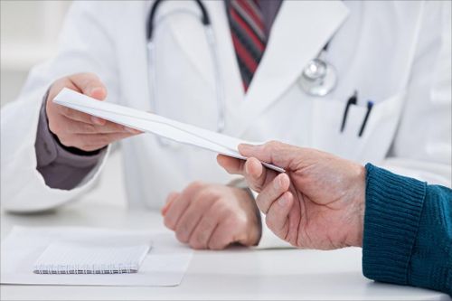 Phong bì cho bác sĩ: 'Có mỗi mấy đồng!'