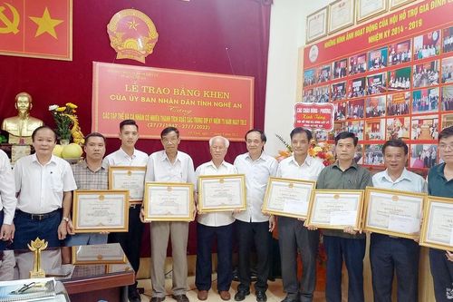 Trao Bằng khen của Chủ tịch UBND tỉnh cho tập thể, cá nhân có nhiều đóng góp trong hoạt động tri ân