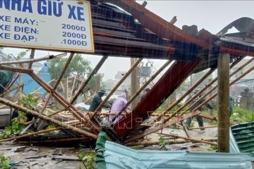 Lốc xoáy làm nhiều trụ sở, nhà dân bị tốc mái, đổ sập ở Cửa Việt (Quảng Trị)