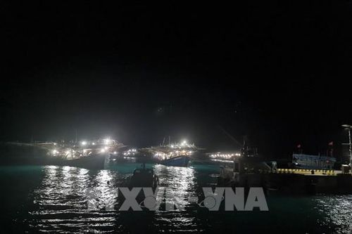 Hải quân tích cực hỗ trợ ngư dân vào tránh trú bão tại đảo Trường Sa