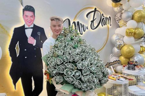 Đàm Vĩnh Hưng được người hâm mộ 'chơi lớn' tặng 'hoa đồng tiền' bằng đô la trước thềm sinh nhật