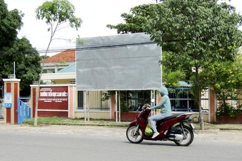 Panô tuyên truyền không còn nội dung
