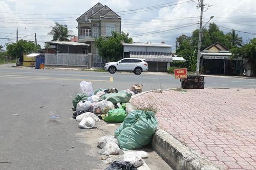 Vứt rác bừa bãi dưới lòng đường