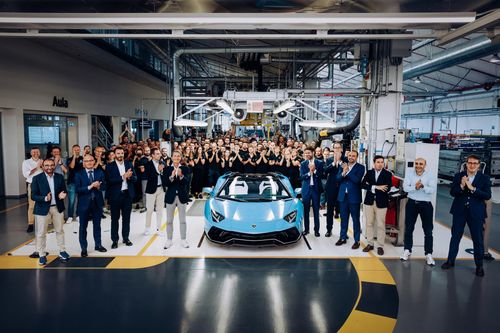 Lamborghini Aventador cuối cùng xuất xưởng, kết thúc kỷ nguyên chạy xăng của hãng siêu xe Ý