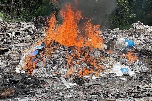 Tây Ninh: Tiêu hủy 50.000 khẩu trang và hàng giả nhãn hiệu 'ADIDAS'