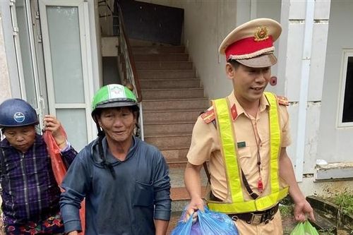Cảnh sát giao thông đảm bảo an toàn, giúp dân phòng, chống bão