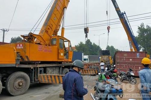 Lật container tại ngã 6 huyết mạch ở Bình Dương, kẹt xe nhiều giờ