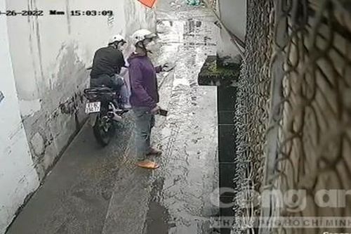 Tên trộm cạy ổ khóa cổng trong chớp mắt để vào nhà lấy tài sản