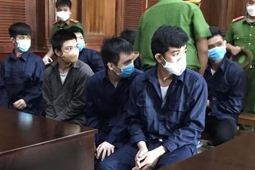 Hai nhóm trai trẻ mang hung khí hỗn chiến chỉ vì tiếng nẹt pô xe