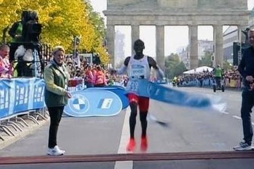 Clip Kipchoge phá kỷ lục marathon 42km