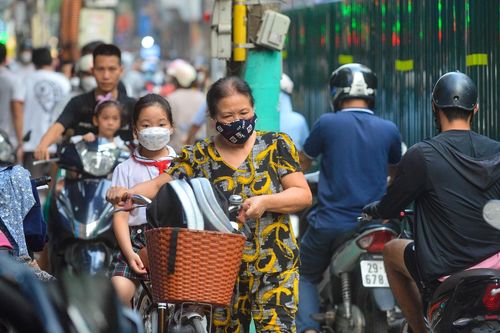 Người dân khốn khổ vì 'lô cốt' giữa đường ở Hà Nội