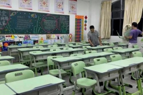 Ông bố nhận chỉ trích vì mua bàn ghế cho lớp học của con gái