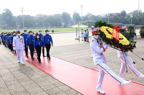 Đại biểu dự Đại hội Đoàn Thanh niên thành phố Hà Nội báo công dâng Bác