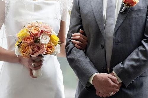 Lấy bố nuôi U50, cô dâu trẻ khẳng định họ đến với nhau bằng tình yêu đích thực
