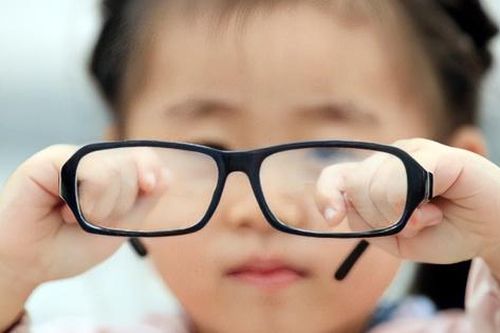 Caffeine có thể làm chậm sự tiến triển của cận thị ở trẻ em