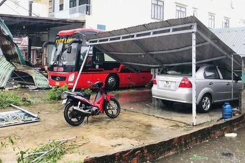 Lốc xoáy tàn phá thị trấn Cửa Việt trước khi bão Noru tiến vào đất liền